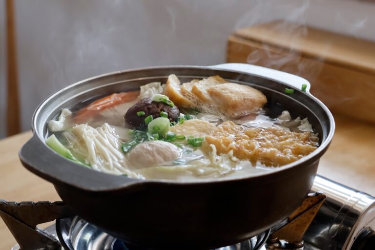 뜨거운 김이 올라오는 삼계탕 냄비