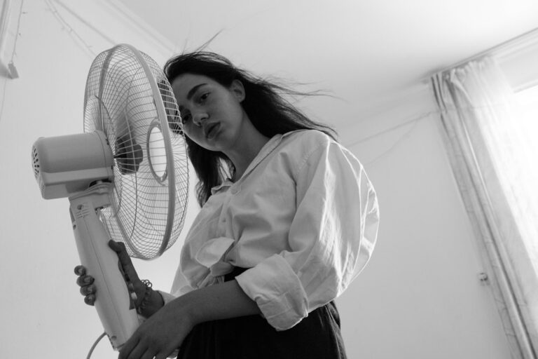 갱년기 여성이 손부채질을 하는 모습