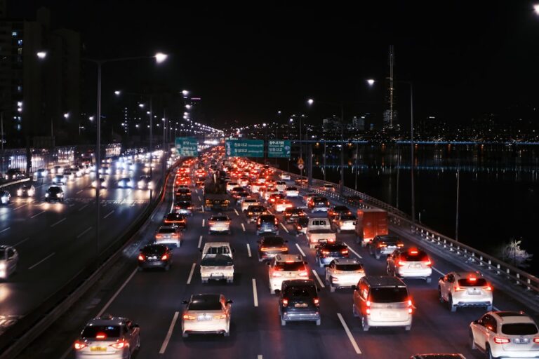 고속도로에 차량이 길게 늘어선 모습