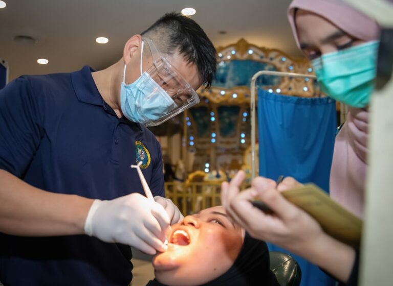 치과 진료실 임플란트 상담