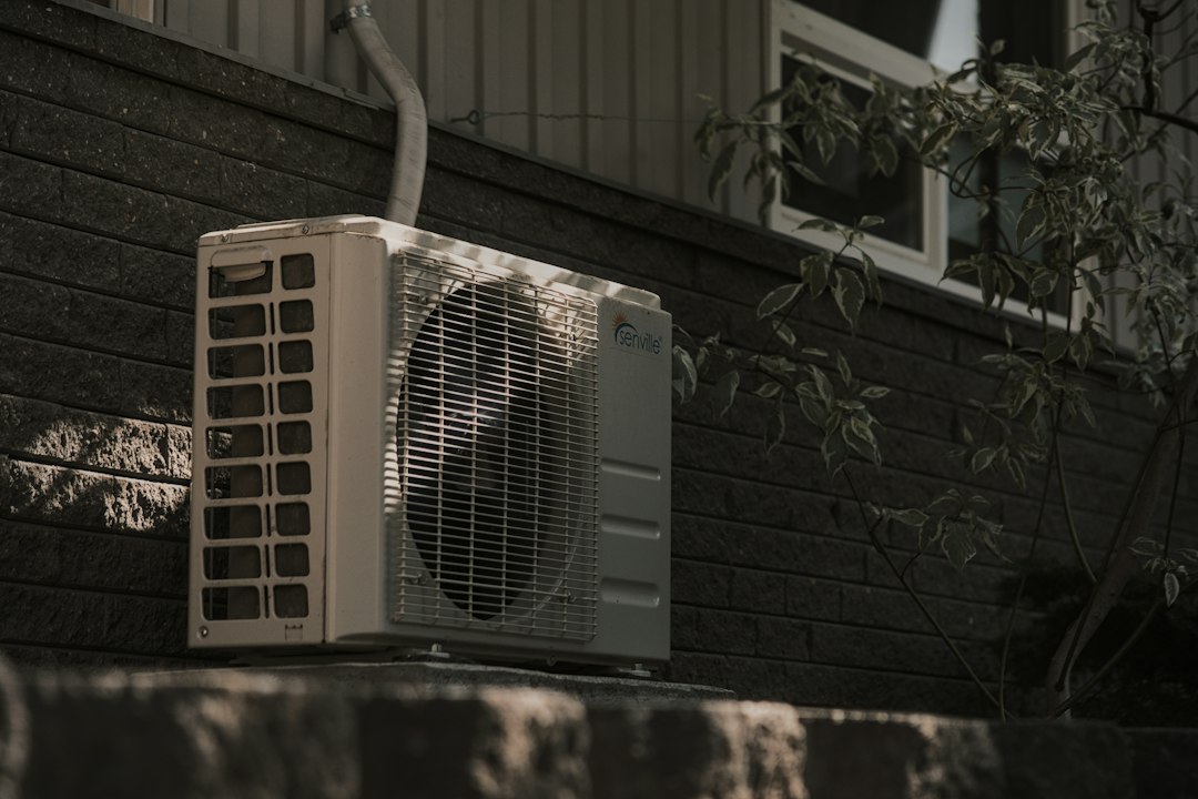 건물 외벽에 설치된 에어컨 실외기, 에어컨 겨울 보관 때 덮개가 필요한지 따져 볼 대상